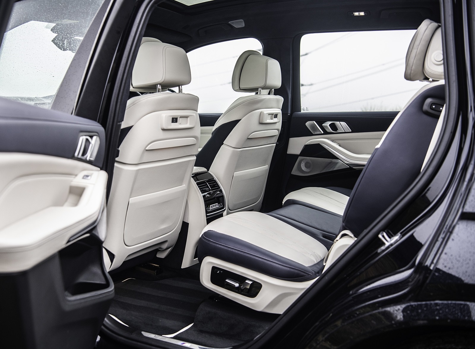 2019 BMW X7 M50d (UK-Spec) Interior Rear Seats Wallpapers #52 of 103