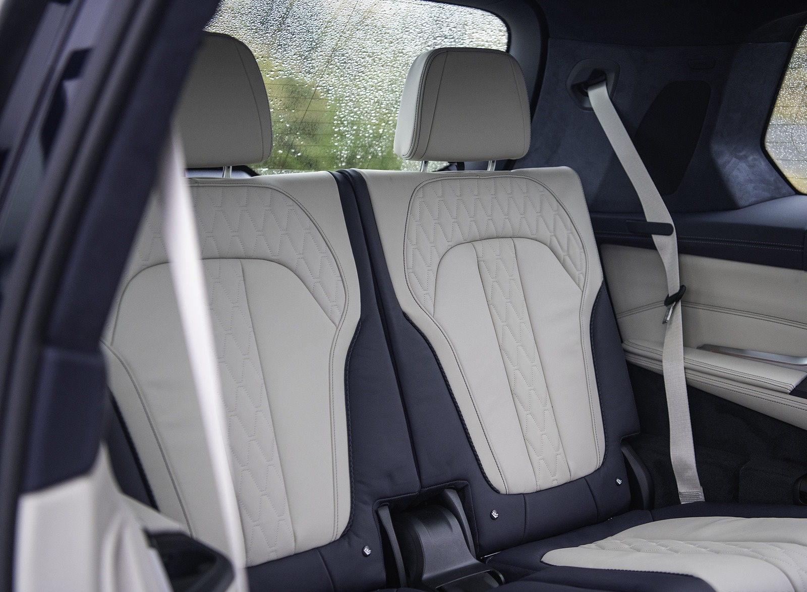 2019 BMW X7 M50d (UK-Spec) Interior Third Row Seats Wallpapers #50 of 103