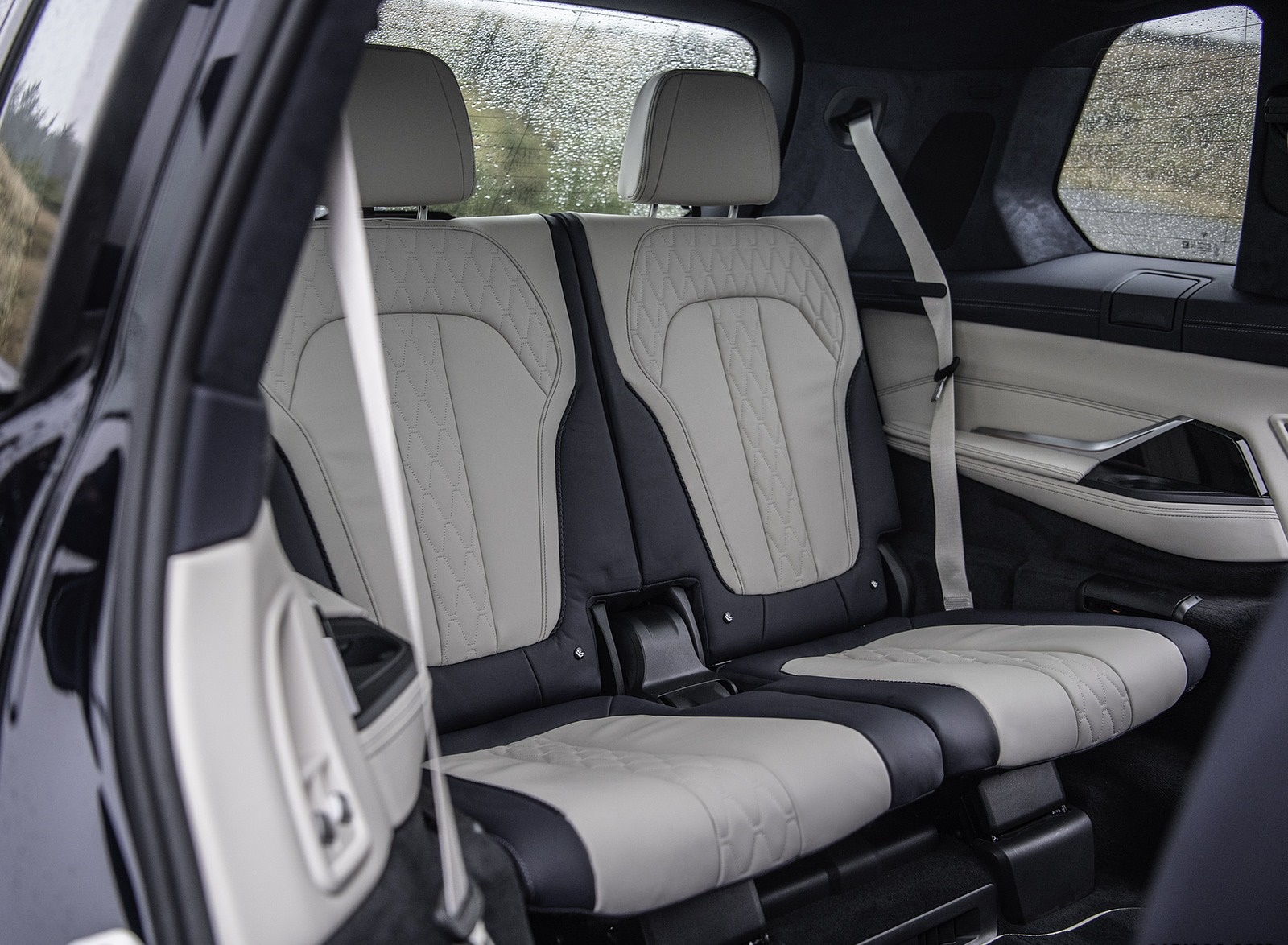 2019 BMW X7 M50d (UK-Spec) Interior Third Row Seats Wallpapers #49 of 103