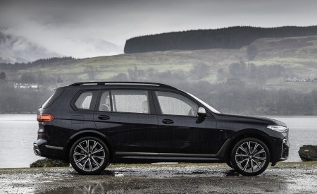 2019 BMW X7 M50d (UK-Spec) Side Wallpapers 450x275 (22)
