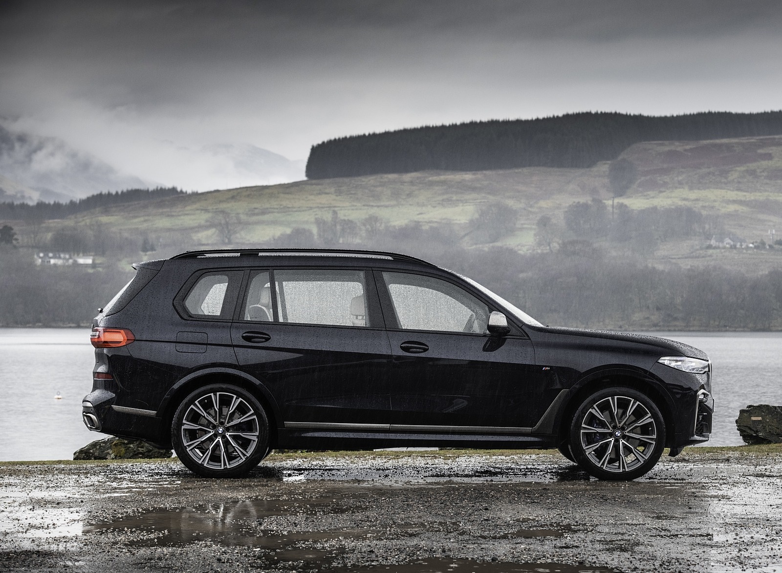 2019 BMW X7 M50d (UK-Spec) Side Wallpapers #22 of 103
