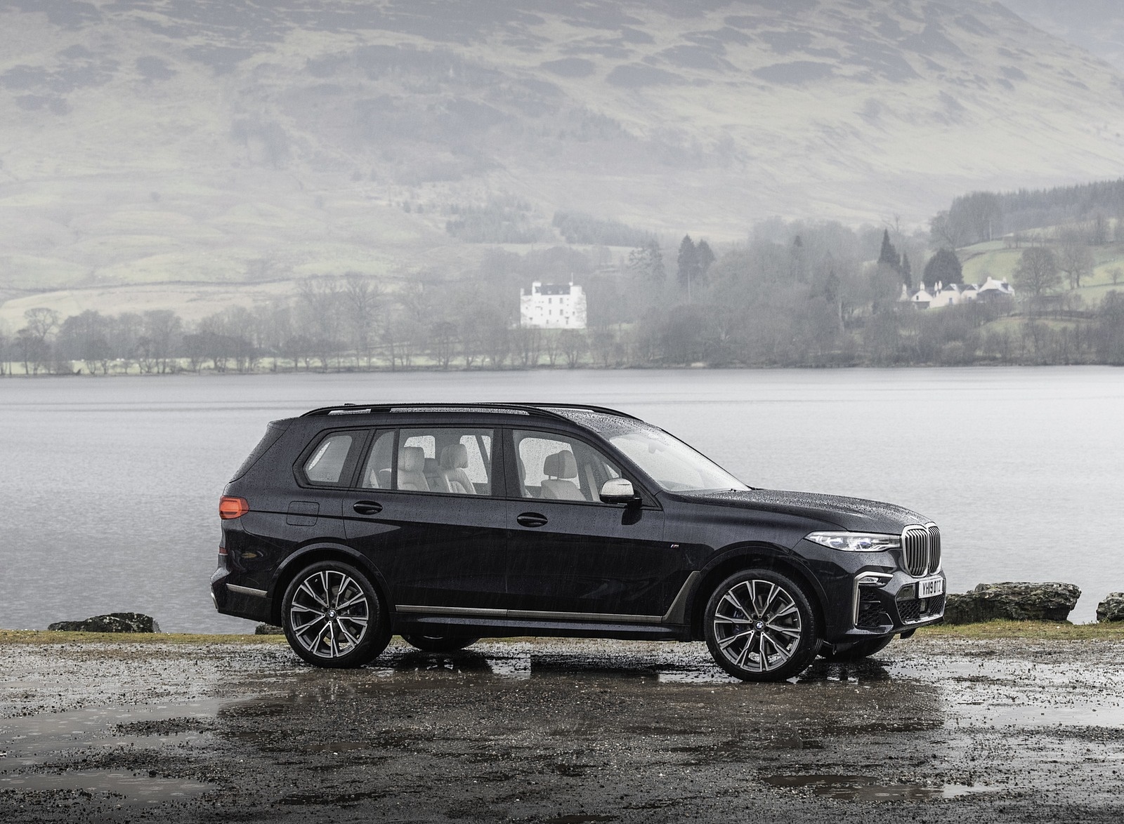 2019 BMW X7 M50d (UK-Spec) Side Wallpapers #23 of 103