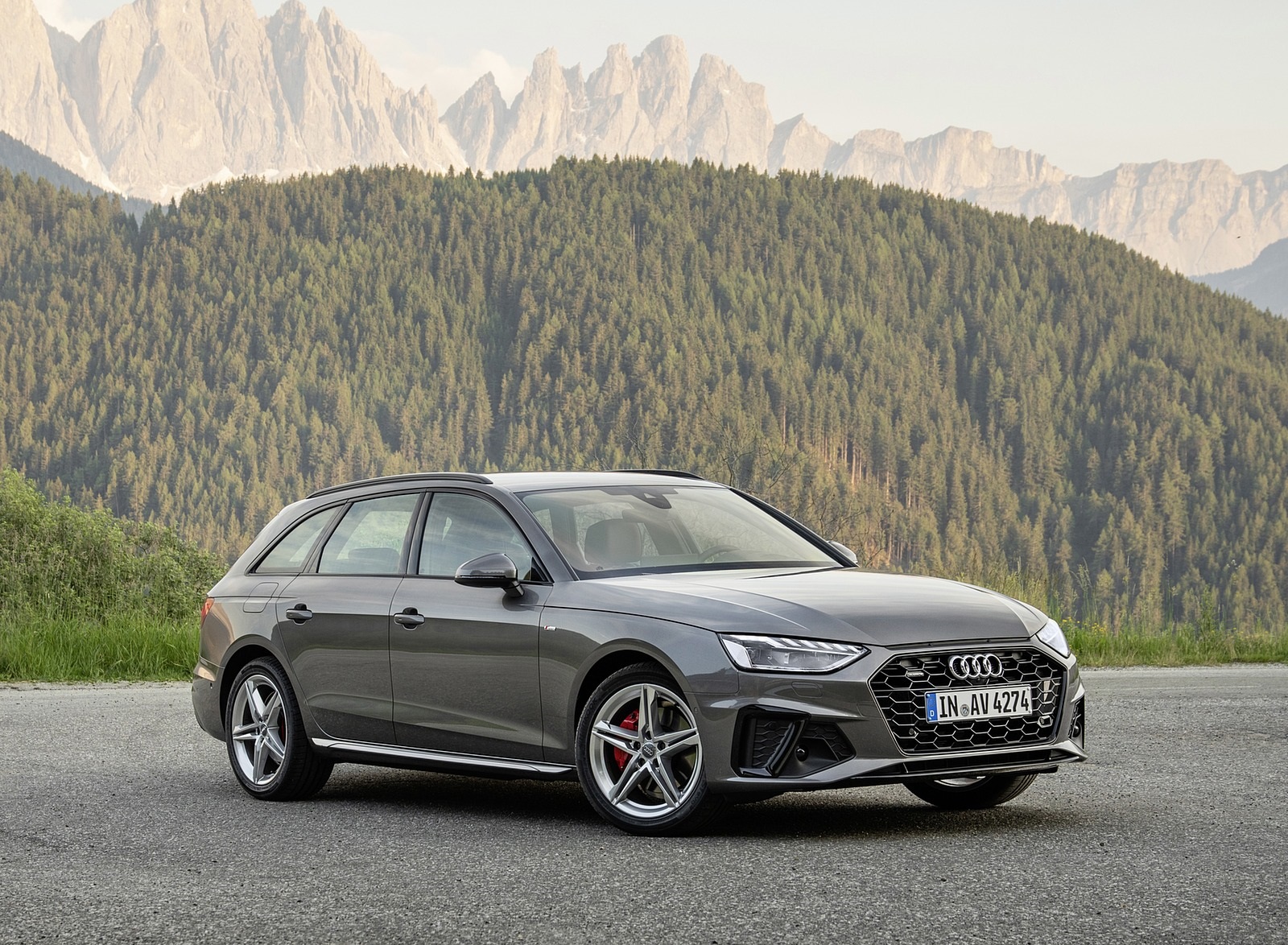 2020 Audi A4 Avant (Color: Terra Gray) Front Three-Quarter Wallpapers #8 of 61