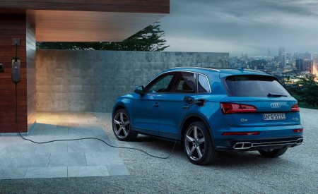 2020 Audi Q5 55 TFSI e quattro Plug-in Hybrid (Color: Turbo Blue) Rear Three-Quarter Wallpapers 450x275 (153)