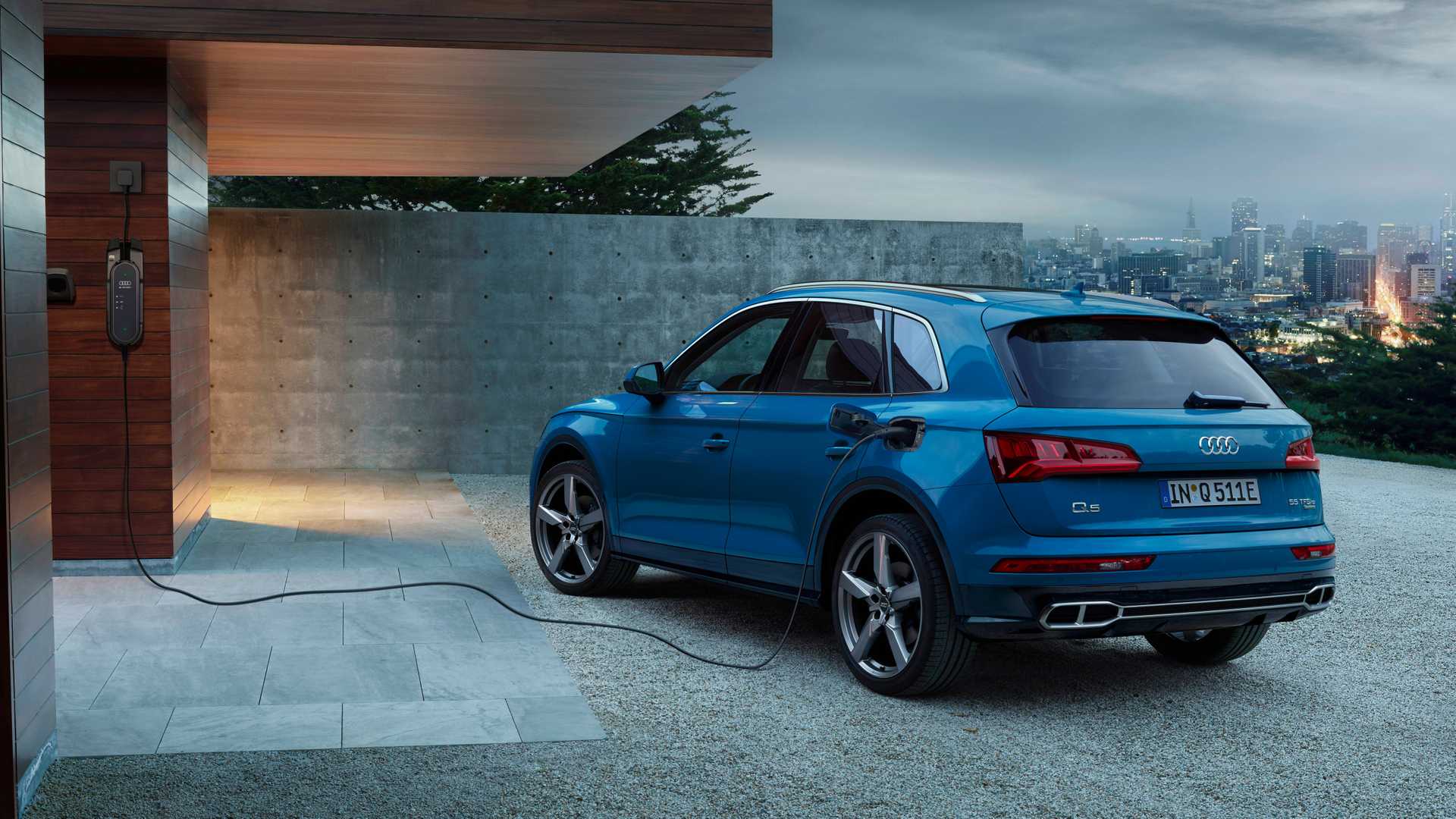 2020 Audi Q5 55 TFSI e quattro Plug-in Hybrid (Color: Turbo Blue) Rear Three-Quarter Wallpapers #153 of 154