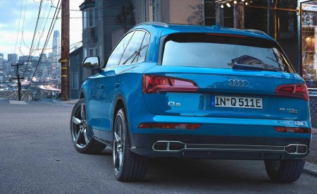 2020 Audi Q5 55 TFSI e quattro Plug-in Hybrid (Color: Turbo Blue) Rear Three-Quarter Wallpapers 450x275 (152)