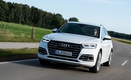 2020 Audi Q5 TFSI e Plug-In Hybrid (Color: Glacier White) Front Three-Quarter Wallpapers 450x275 (1)