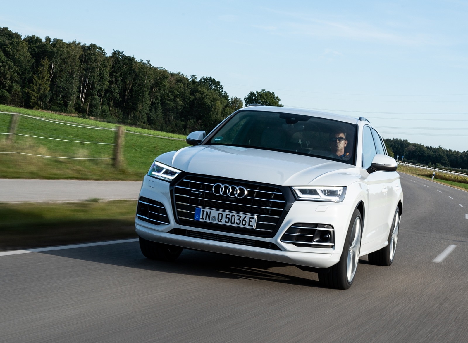 2020 Audi Q5 TFSI e Plug-In Hybrid (Color: Glacier White) Front Three-Quarter Wallpapers #1 of 154