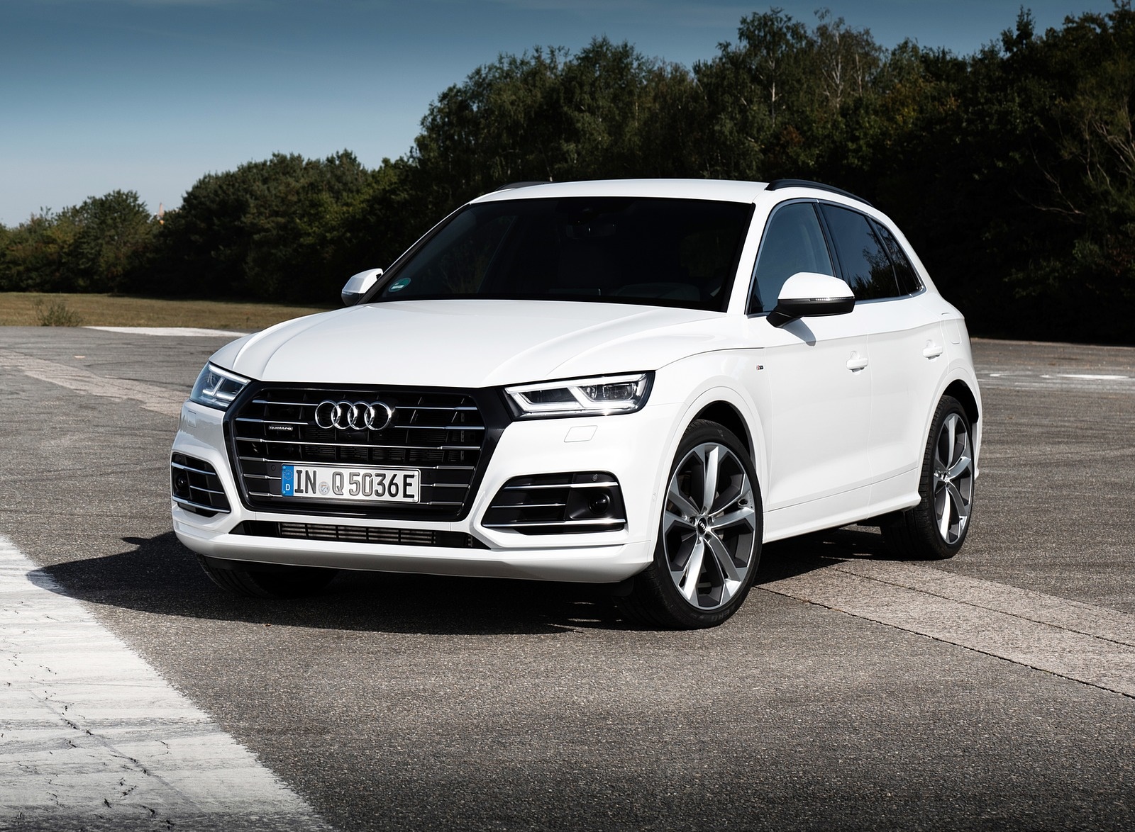 2020 Audi Q5 TFSI e Plug-In Hybrid (Color: Glacier White) Front Three-Quarter Wallpapers #25 of 154