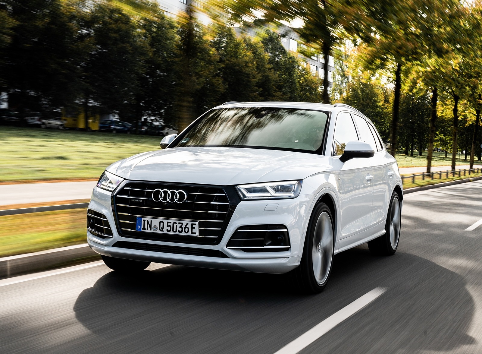 2020 Audi Q5 TFSI e Plug-In Hybrid (Color: Glacier White) Front Three-Quarter Wallpapers #5 of 154