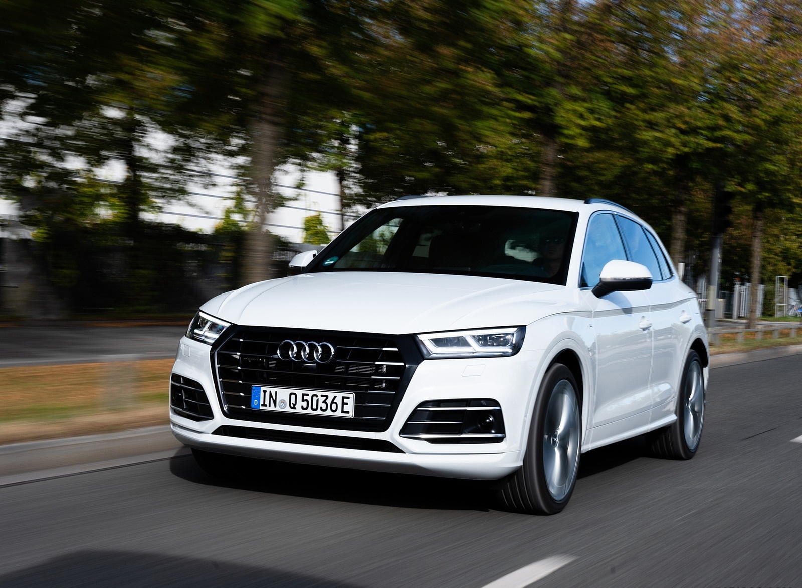 2020 Audi Q5 TFSI e Plug-In Hybrid (Color: Glacier White) Front Three-Quarter Wallpapers #6 of 154