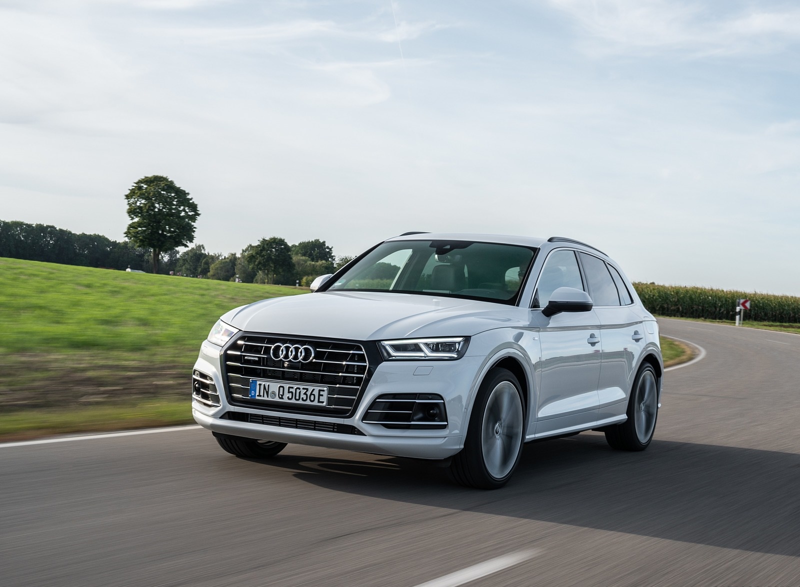 2020 Audi Q5 TFSI e Plug-In Hybrid (Color: Glacier White) Front Three-Quarter Wallpapers #12 of 154