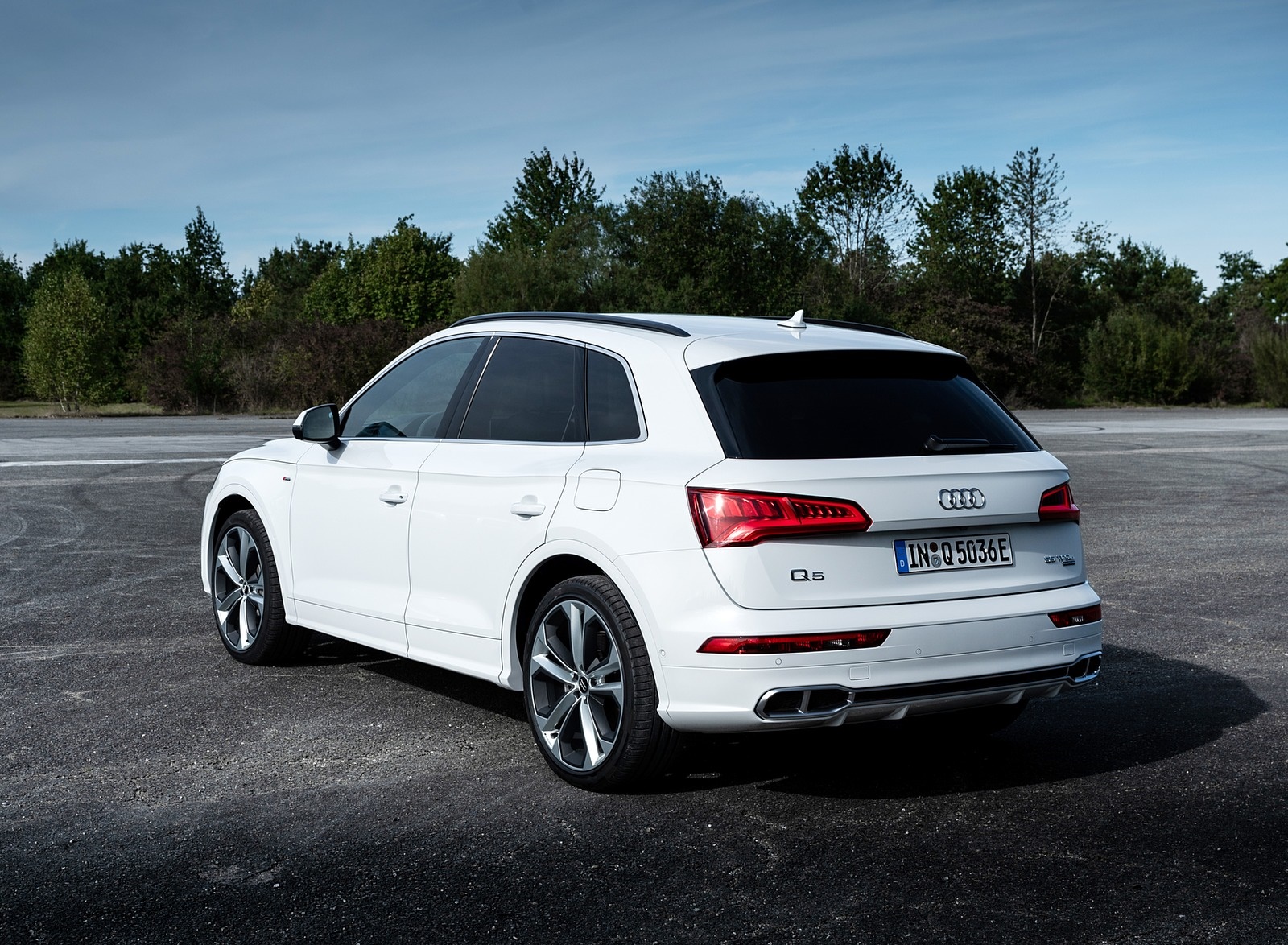 2020 Audi Q5 TFSI e Plug-In Hybrid (Color: Glacier White) Rear Three-Quarter Wallpapers #37 of 154