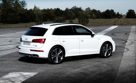 2020 Audi Q5 TFSI e Plug-In Hybrid (Color: Glacier White) Rear Three-Quarter Wallpapers 450x275 (36)