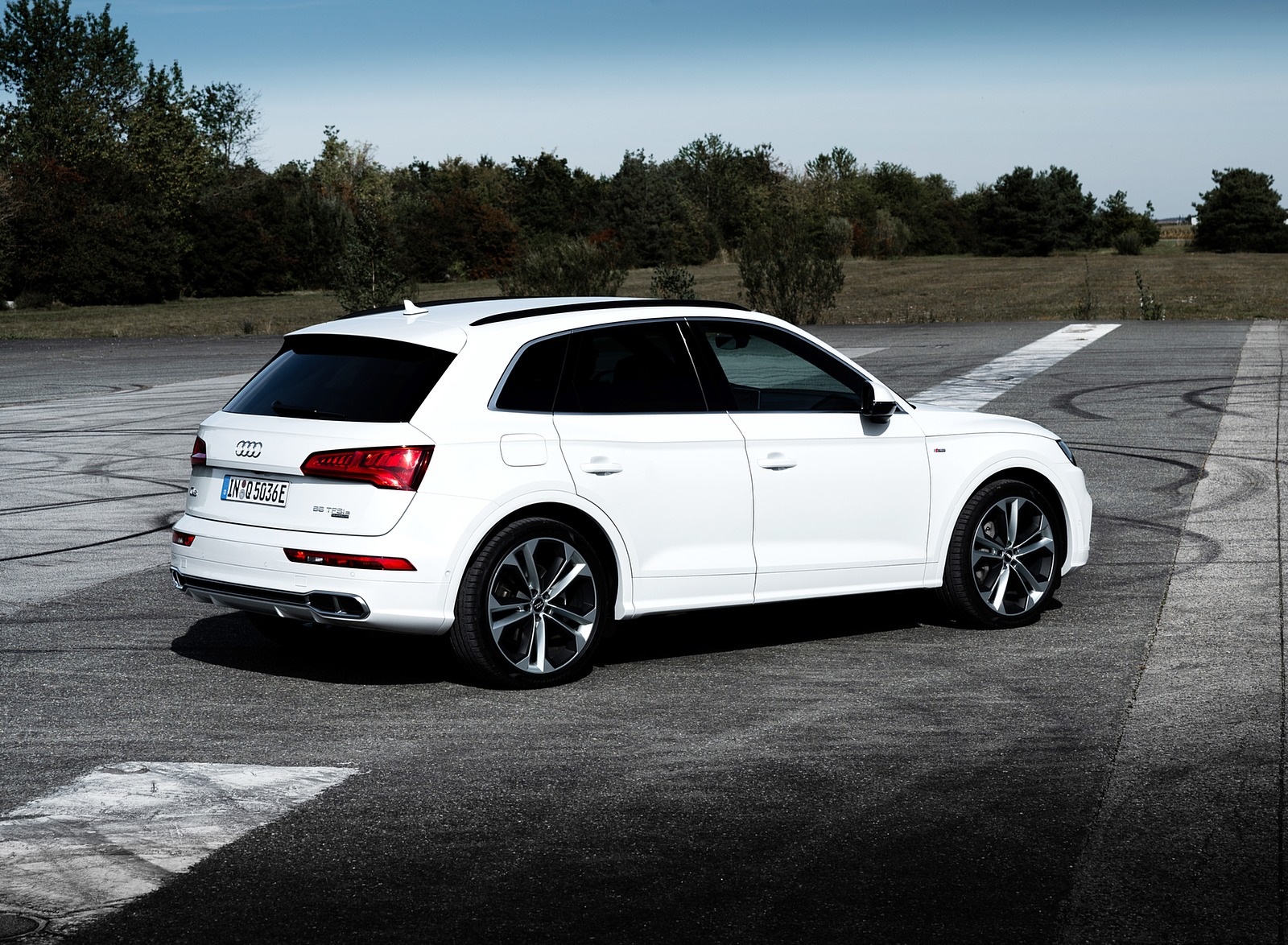 2020 Audi Q5 TFSI e Plug-In Hybrid (Color: Glacier White) Rear Three-Quarter Wallpapers #36 of 154