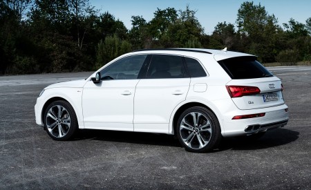 2020 Audi Q5 TFSI e Plug-In Hybrid (Color: Glacier White) Rear Three-Quarter Wallpapers 450x275 (35)