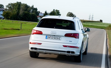 2020 Audi Q5 TFSI e Plug-In Hybrid (Color: Glacier White) Rear Wallpapers 450x275 (30)