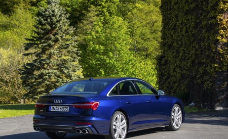 2020 Audi S6 Sedan TDI (Color: Navarra Blue) Rear Three-Quarter Wallpapers 450x275 (31)