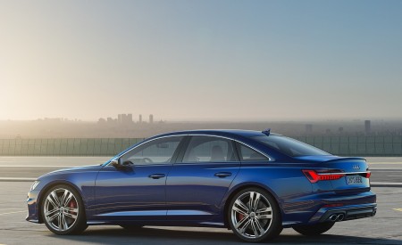 2020 Audi S6 Sedan TDI (Color: Navarra Blue) Rear Three-Quarter Wallpapers 450x275 (26)