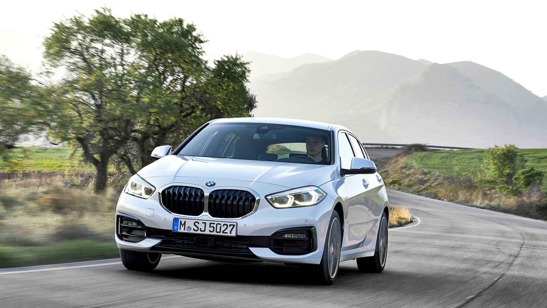 2020 BMW 1-Series 118i (Color: Mineral white Metallic) Front Three-Quarter Wallpapers (1)