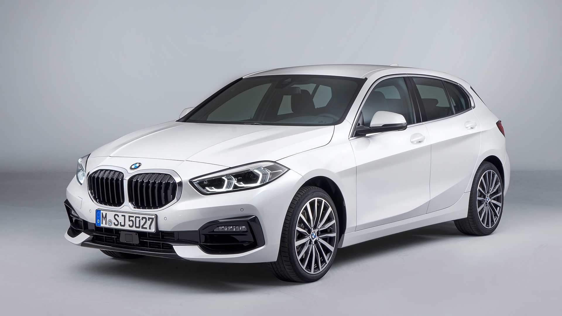 2020 BMW 1-Series 118i (Color: Mineral white Metallic) Front Three-Quarter Wallpapers #18 of 66
