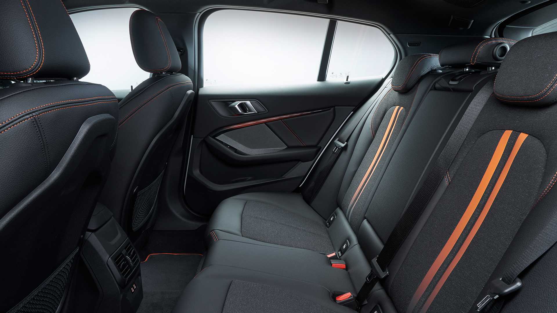 2020 BMW 1-Series 118i (Color: Mineral white Metallic) Interior Rear Seats Wallpapers #33 of 66