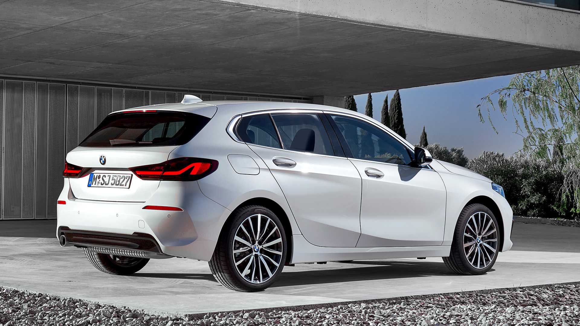 2020 BMW 1-Series 118i (Color: Mineral white Metallic) Rear Three-Quarter Wallpapers #10 of 66