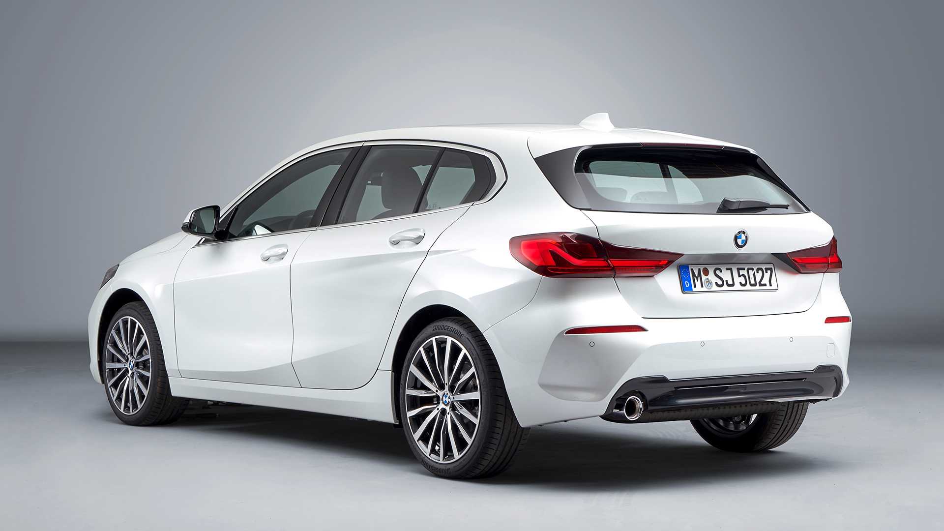 2020 BMW 1-Series 118i (Color: Mineral white Metallic) Rear Three-Quarter Wallpapers #20 of 66