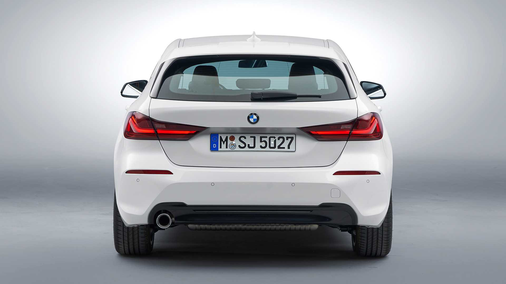 2020 BMW 1-Series 118i (Color: Mineral white Metallic) Rear Wallpapers #21 of 66