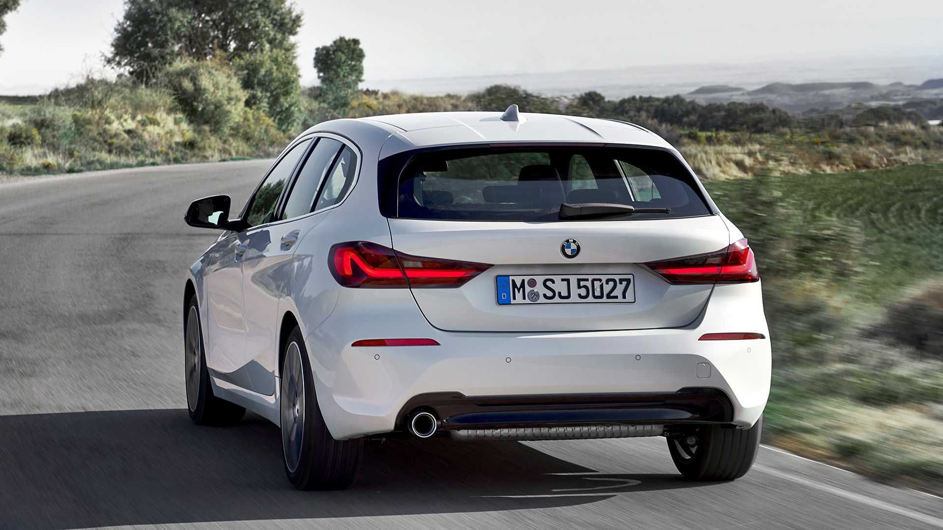 2020 BMW 1-Series 118i (Color: Mineral white Metallic) Rear Wallpapers #6 of 66