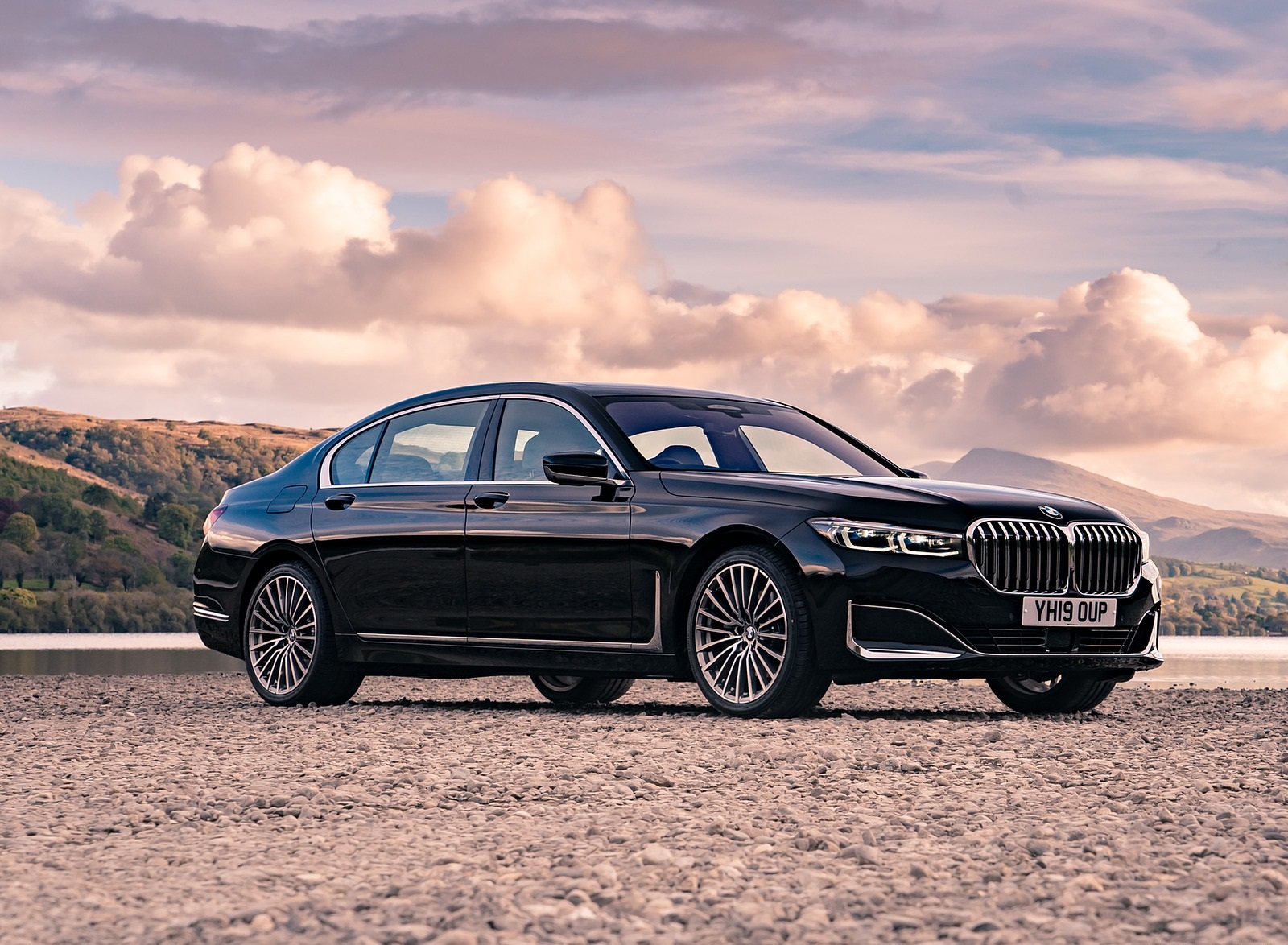 2020 BMW 7-Series 730Ld (UK-Spec) Front Three-Quarter Wallpapers #53 of 74