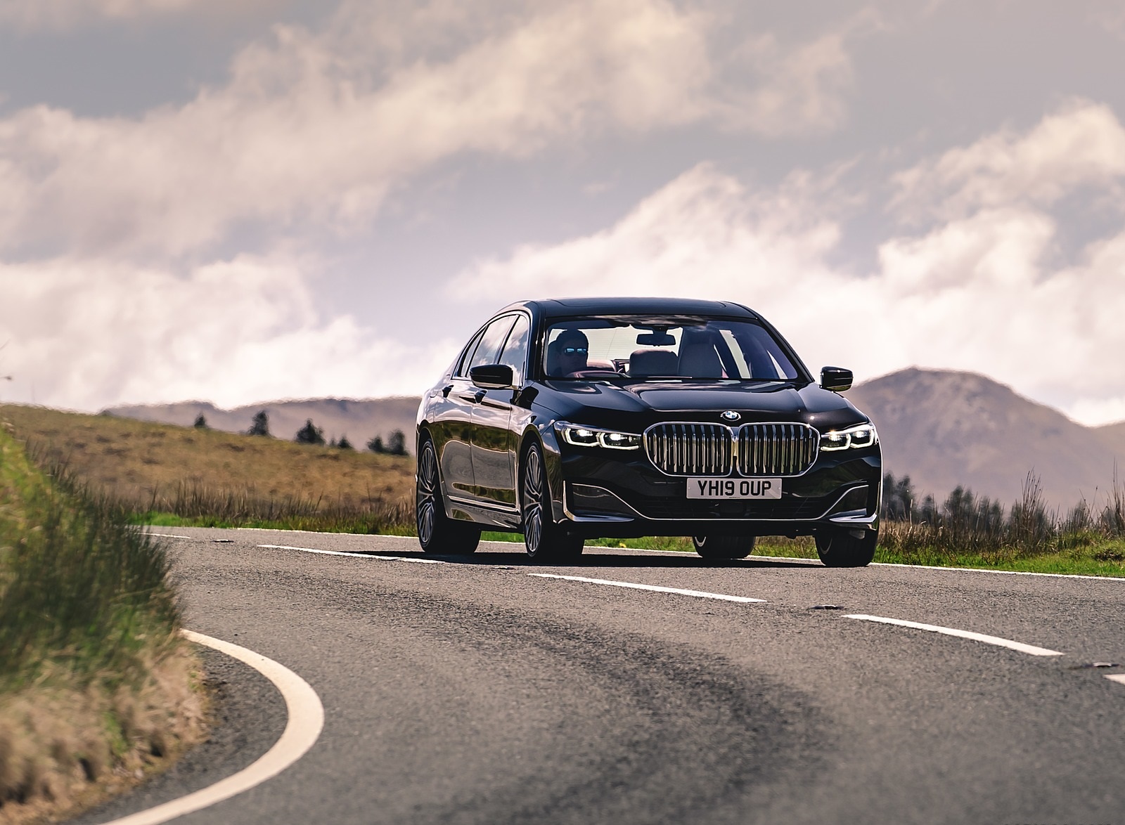 2020 BMW 7-Series 730Ld (UK-Spec) Front Three-Quarter Wallpapers #43 of 74