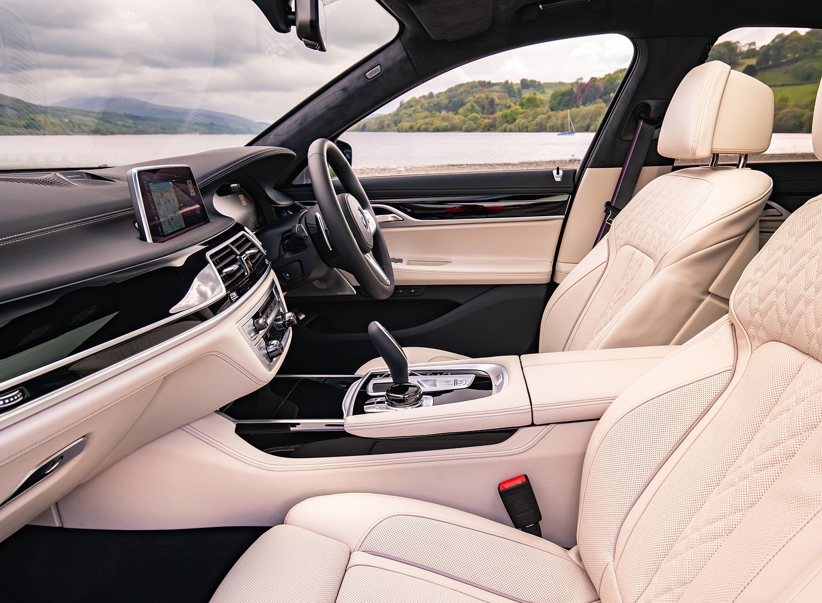 2020 BMW 7-Series 750i M Sport (UK-Spec) Interior Front Seats Wallpapers #34 of 74