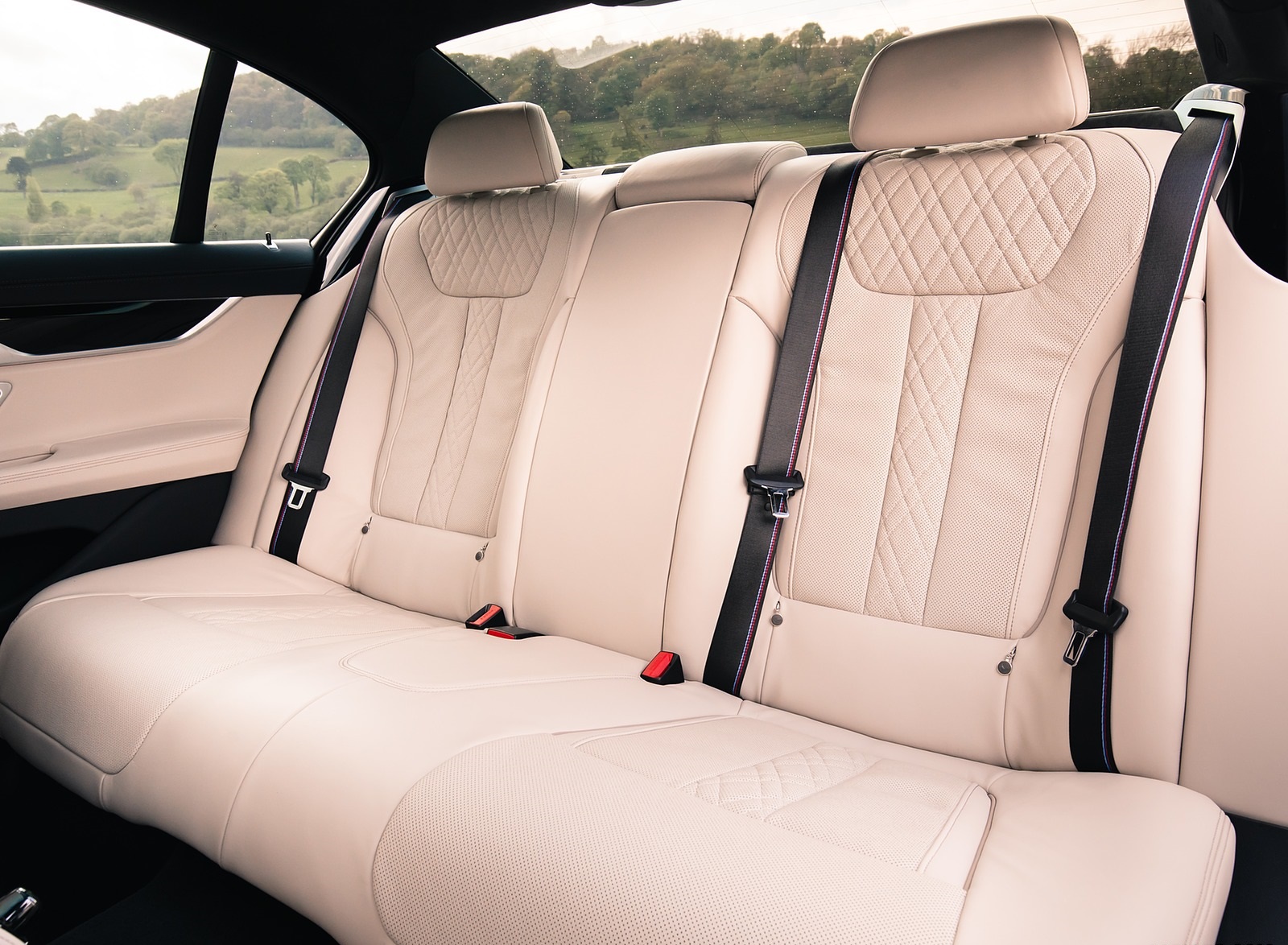 2020 BMW 7-Series 750i M Sport (UK-Spec) Interior Rear Seats Wallpapers #35 of 74