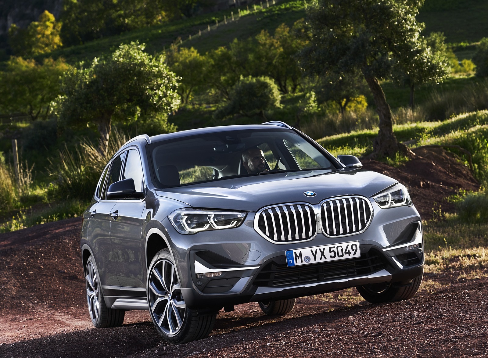 2020 BMW X1 Front Three-Quarter Wallpapers  #13 of 36