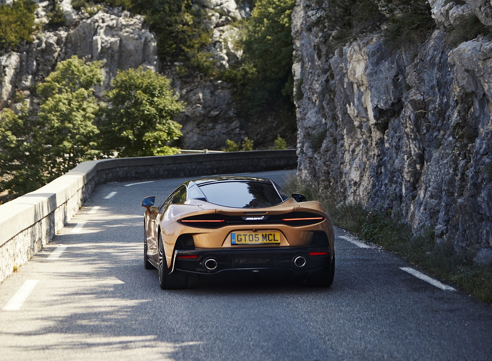 2020 McLaren GT (Color: Burnished Copper) Rear Wallpapers #42 of 117