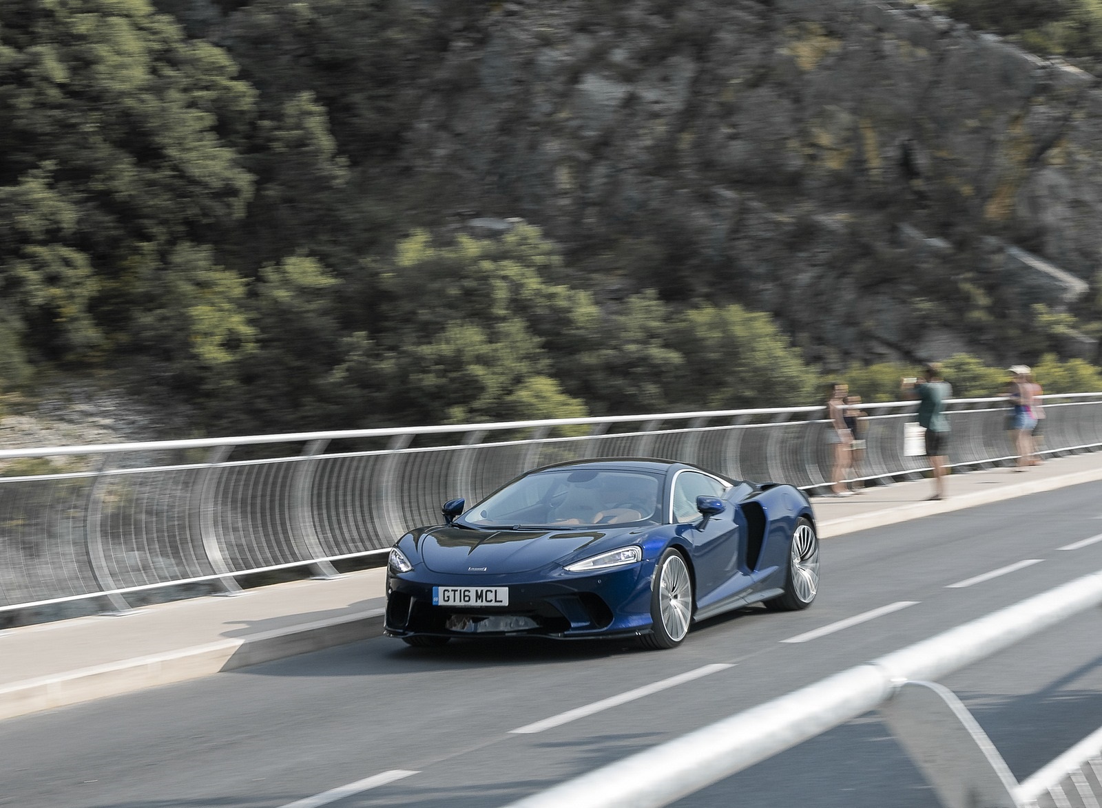 2020 McLaren GT (Color: Namaka Blue) Front Three-Quarter Wallpapers #12 of 117