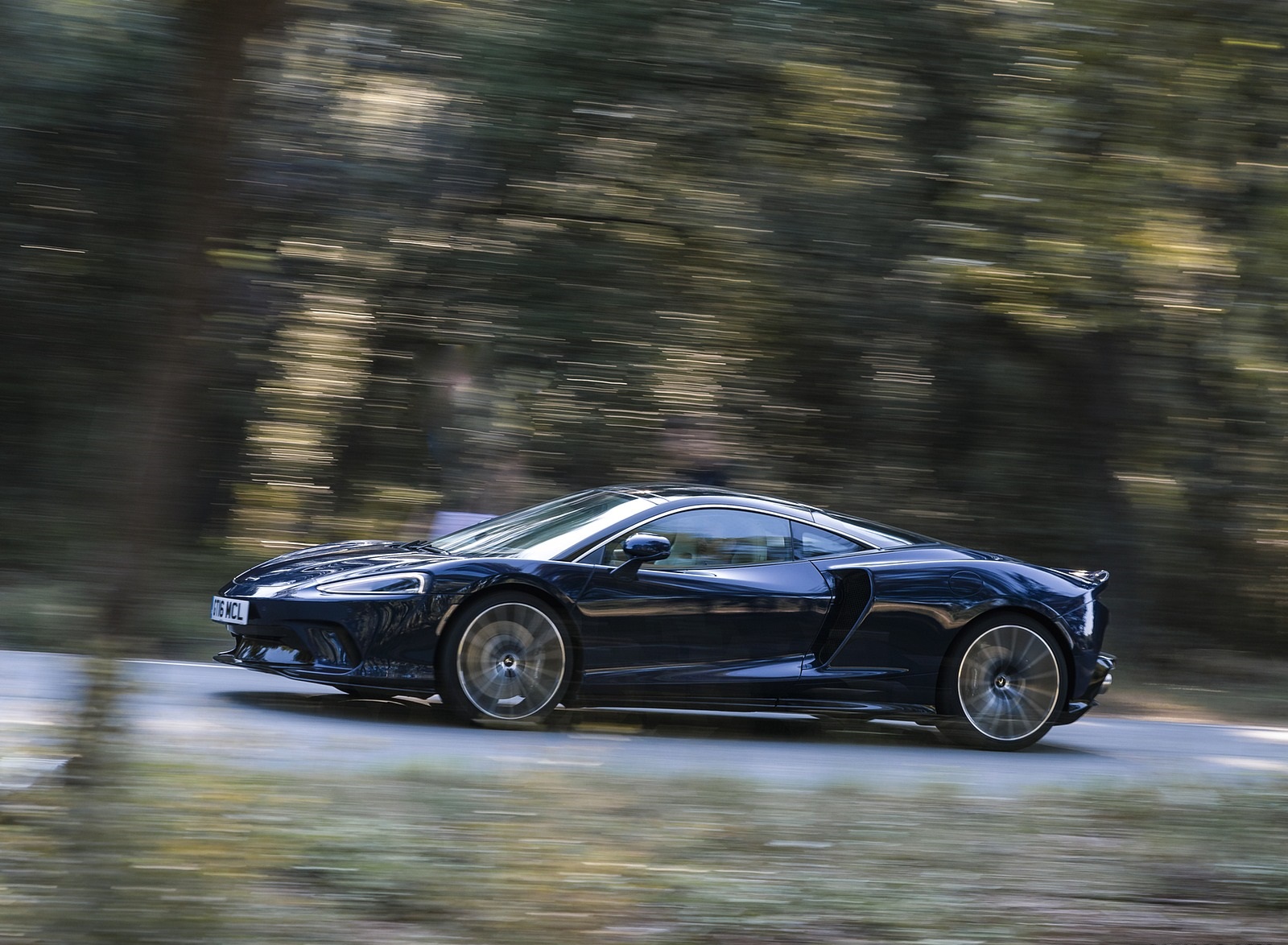 2020 McLaren GT (Color: Namaka Blue) Side Wallpapers (5)