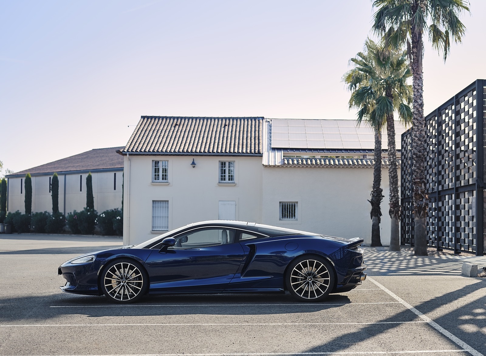 2020 McLaren GT (Color: Namaka Blue) Side Wallpapers #21 of 117