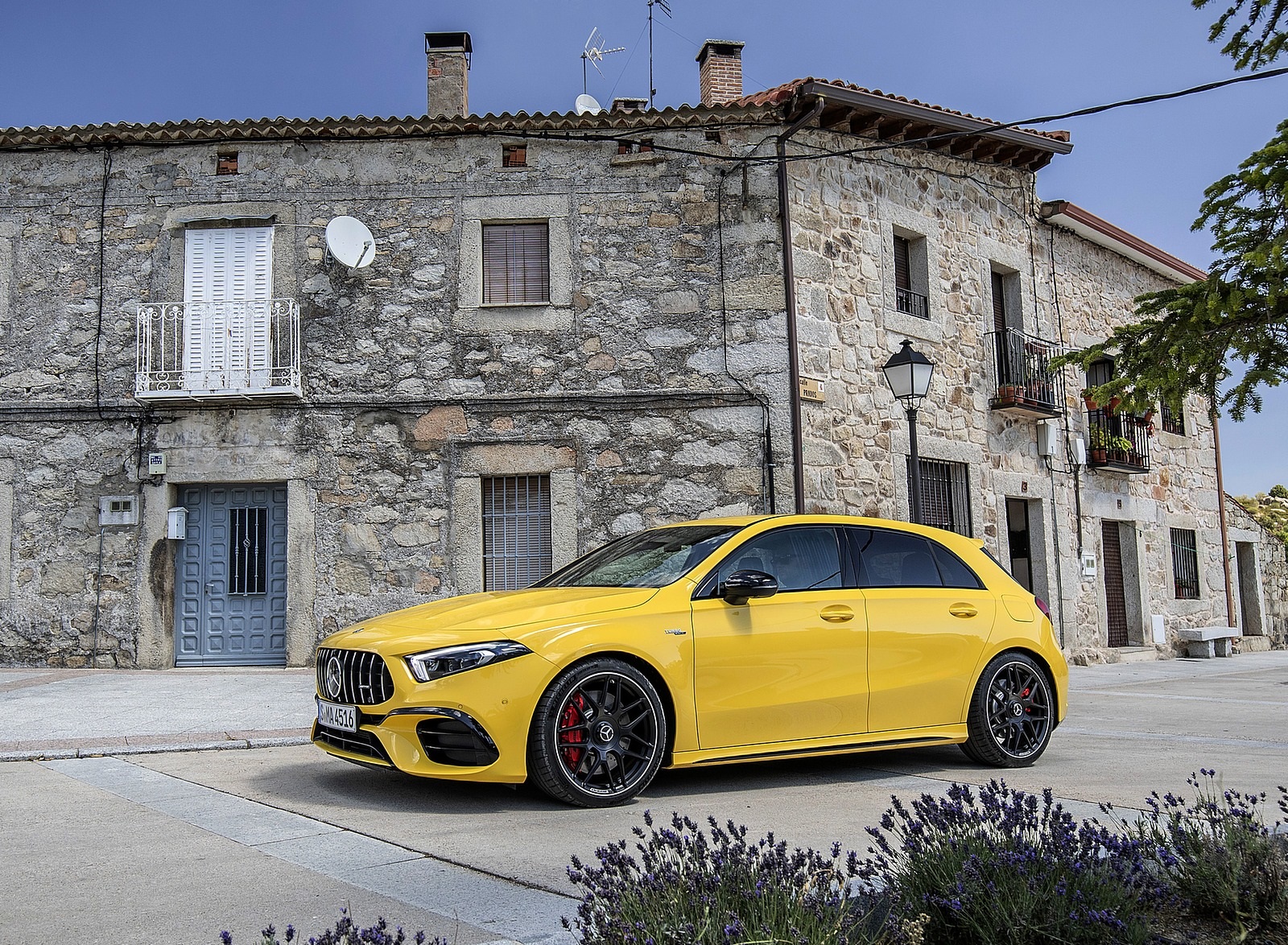 2020 Mercedes-AMG A 45 S 4MATIC+ (Color: Sun Yellow) Front Three-Quarter Wallpapers #31 of 88