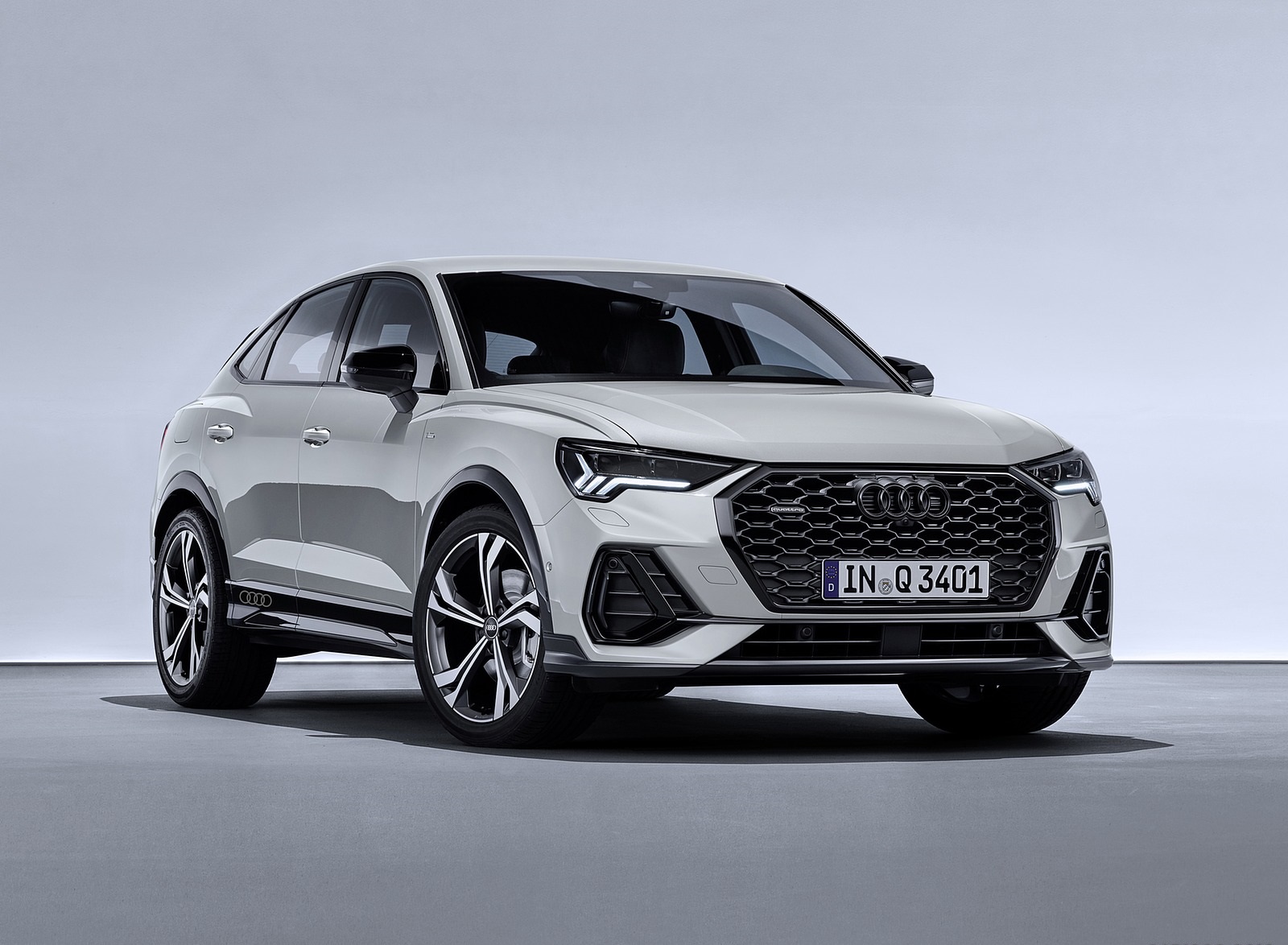 2020 Audi Q3 Sportback S line (Color: Dew Silver) Front Three-Quarter Wallpapers #141 of 285