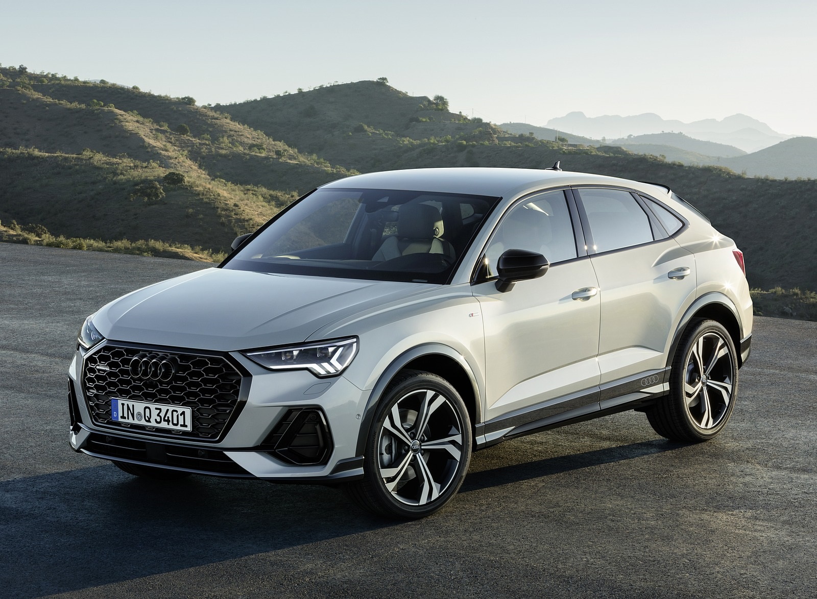 2020 Audi Q3 Sportback S line (Color: Dew Silver) Front Three-Quarter Wallpapers #137 of 285