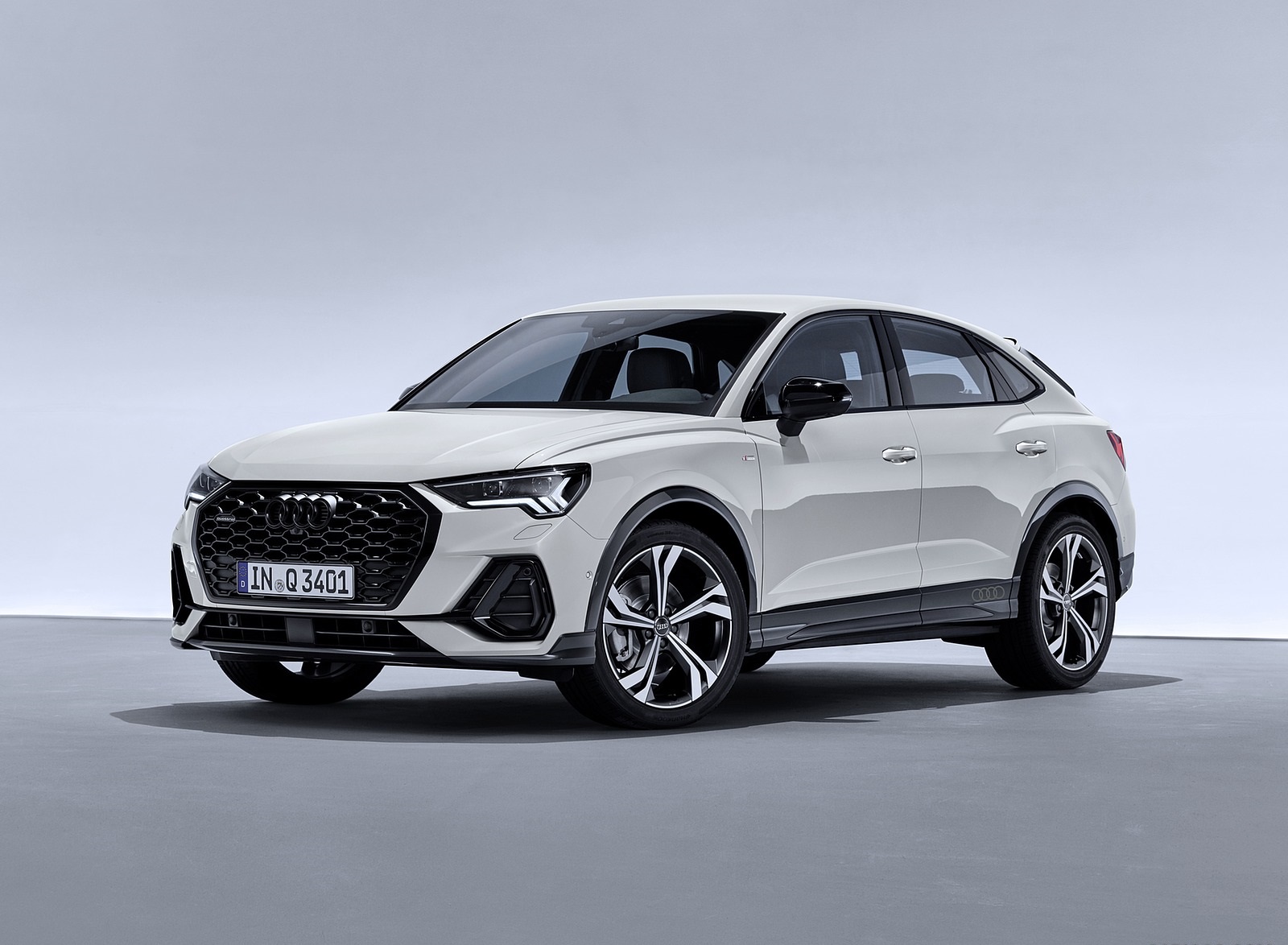 2020 Audi Q3 Sportback S line (Color: Dew Silver) Front Three-Quarter Wallpapers #142 of 285