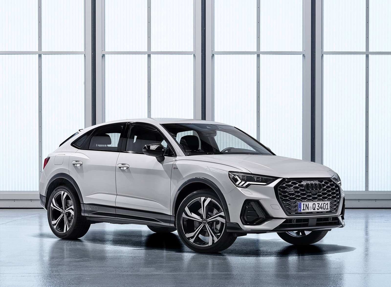 2020 Audi Q3 Sportback S line (Color: Dew Silver) Front Three-Quarter Wallpapers #143 of 285