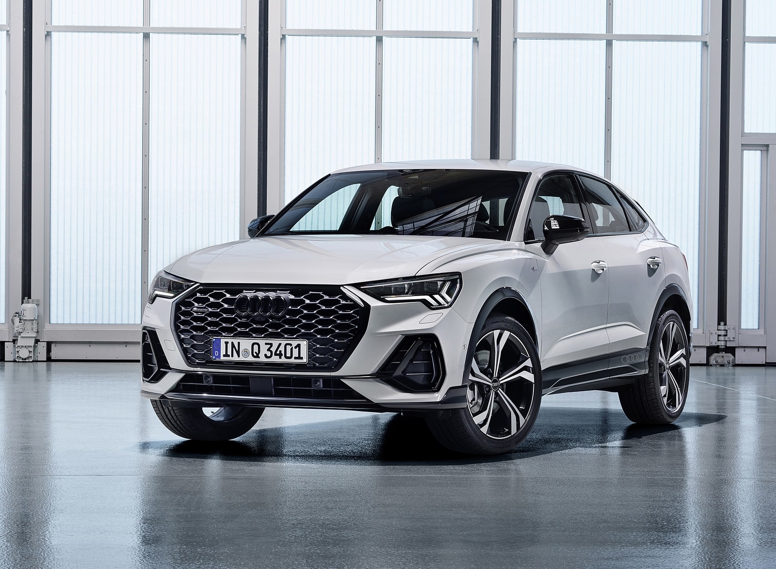 2020 Audi Q3 Sportback S line (Color: Dew Silver) Front Three-Quarter Wallpapers #144 of 285
