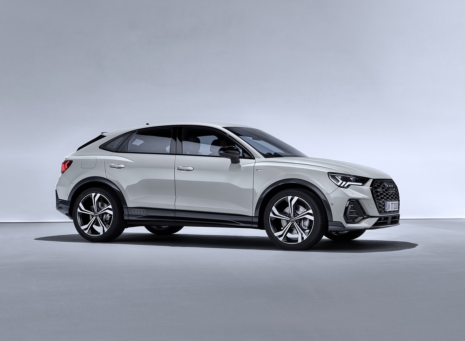 2020 Audi Q3 Sportback S line (Color: Dew Silver) Front Three-Quarter Wallpapers #145 of 285