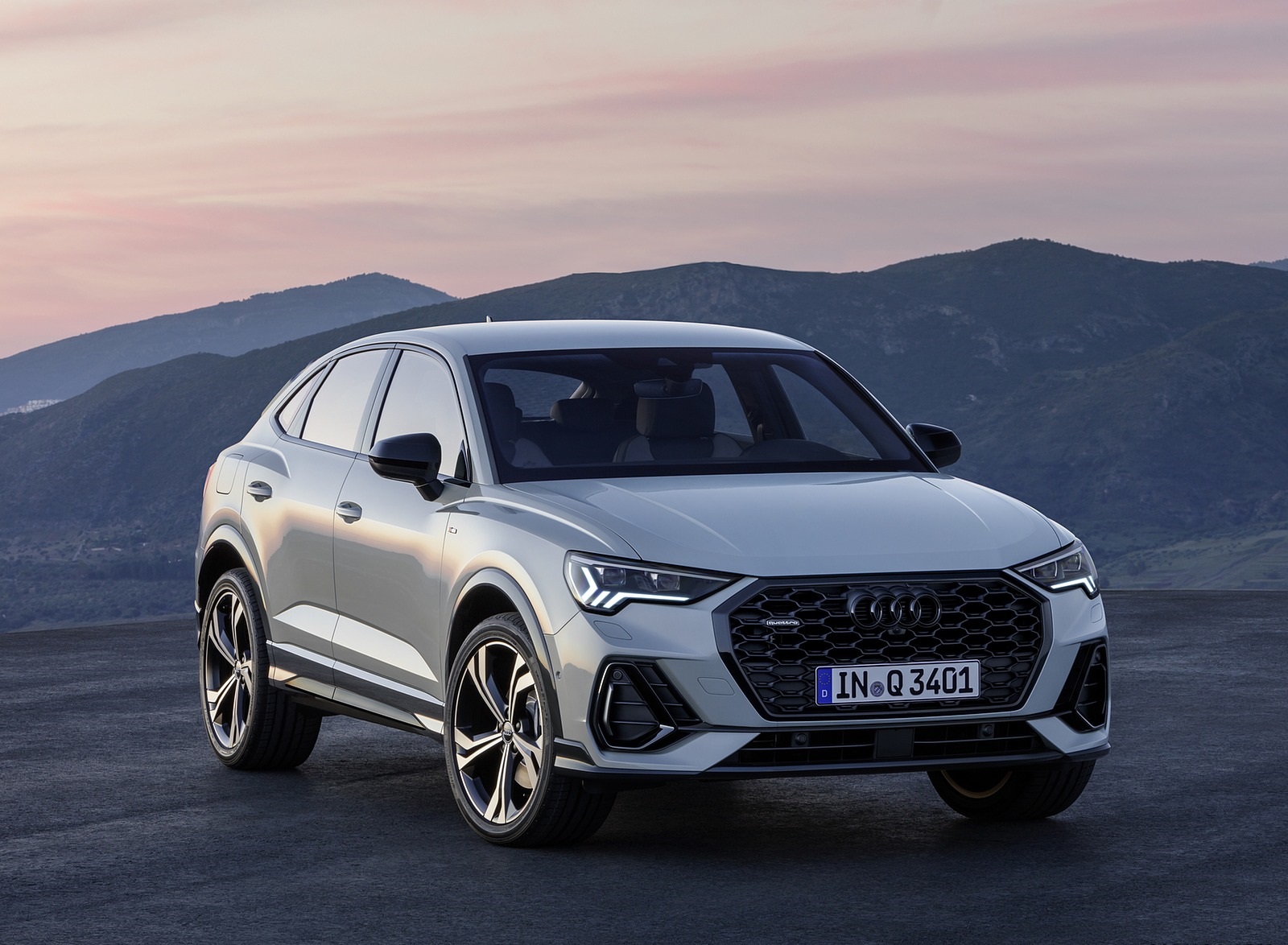 2020 Audi Q3 Sportback S line (Color: Dew Silver) Front Three-Quarter Wallpapers #138 of 285