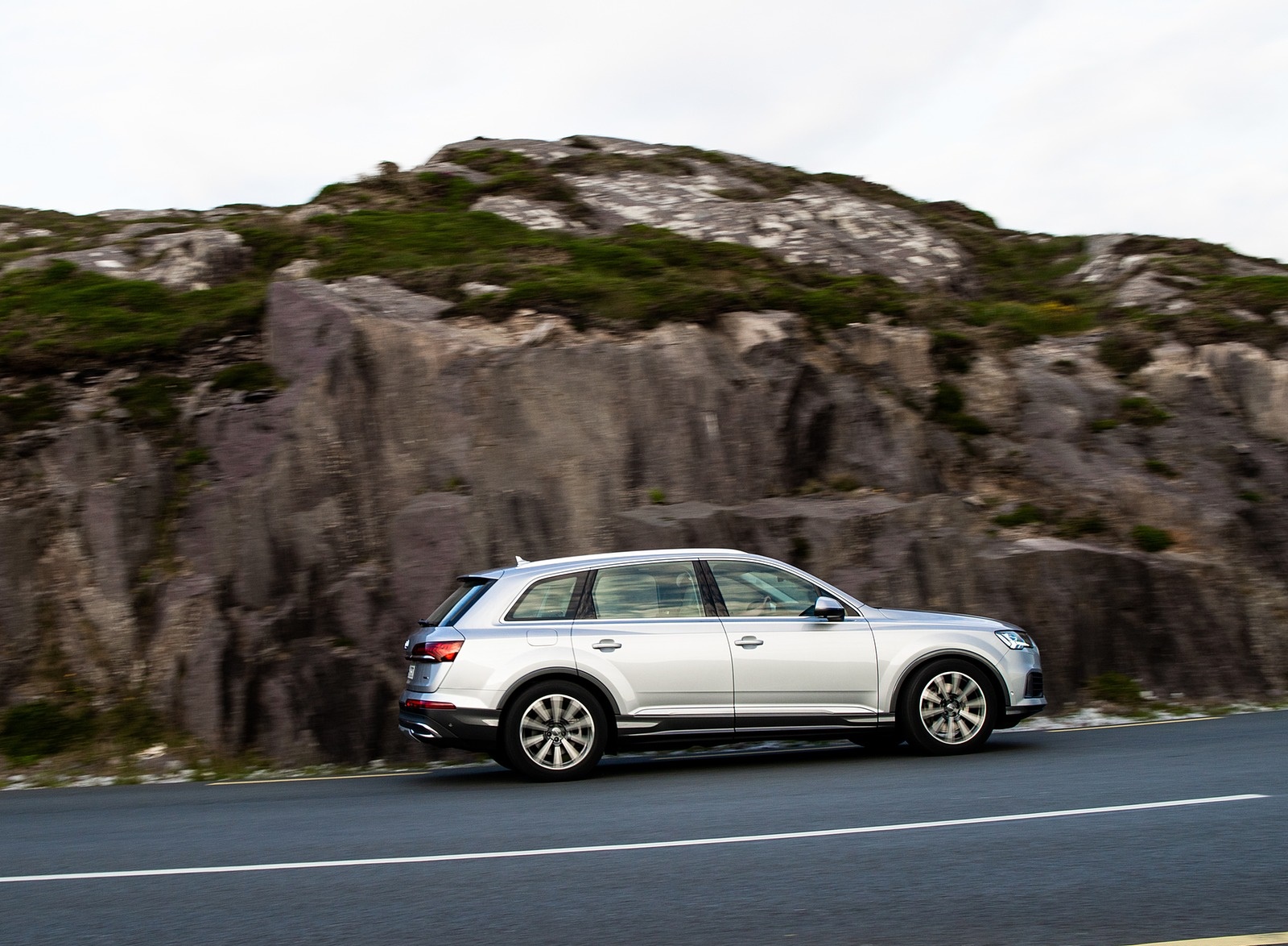 2020 Audi Q7 (Color: Florett Silver) Side Wallpapers #96 of 158