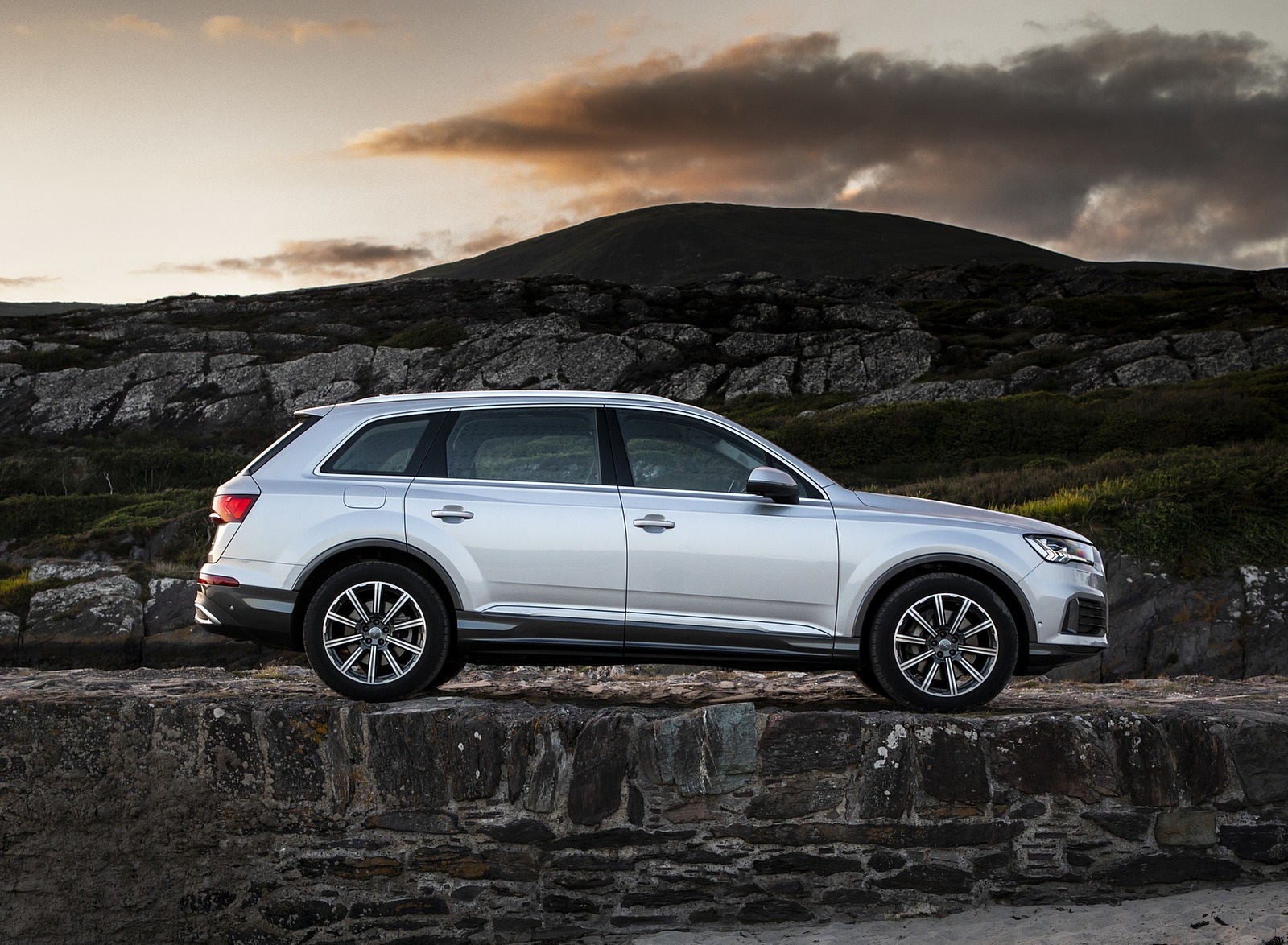 2020 Audi Q7 (Color: Florett Silver) Side Wallpapers #97 of 158