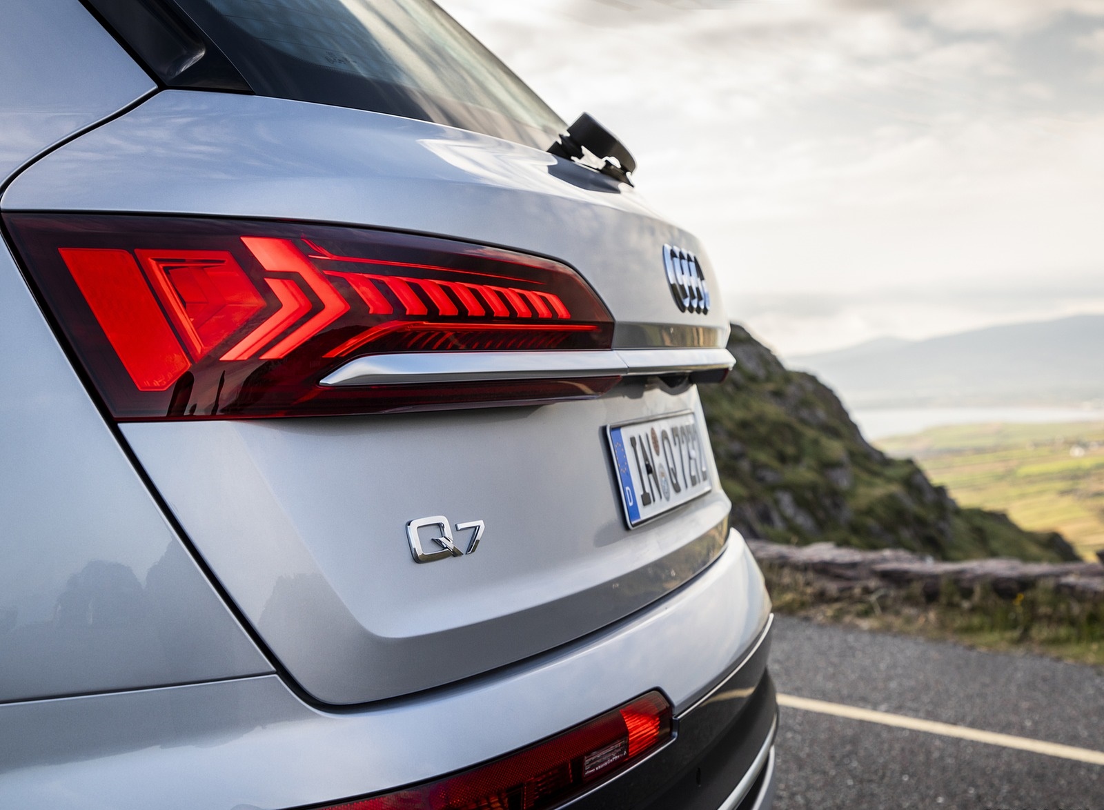 2020 Audi Q7 (Color: Florett Silver) Tail Light Wallpapers #106 of 158